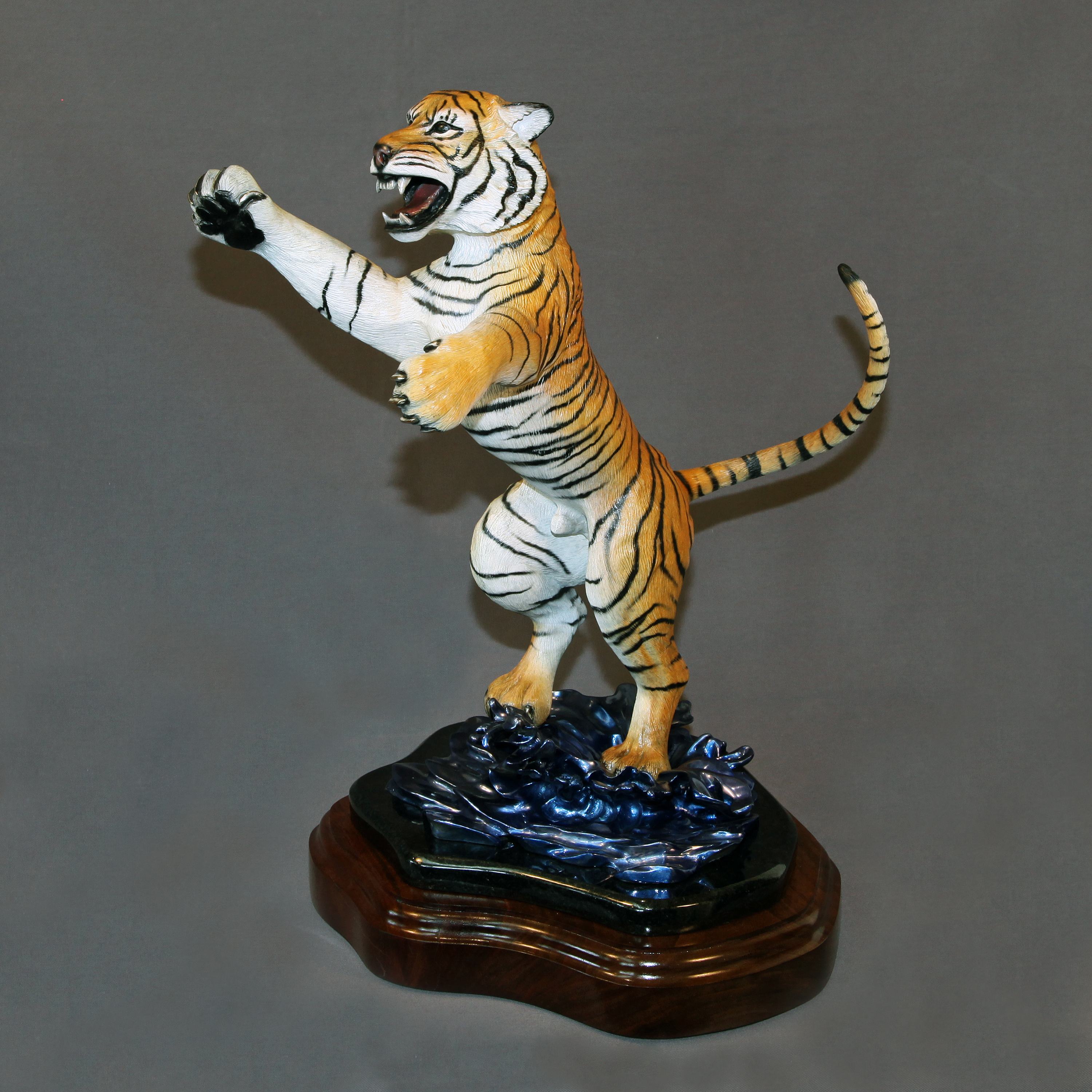 outdoor tiger sculpture